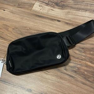 Lululemon Everywhere Belt Bag black NWT